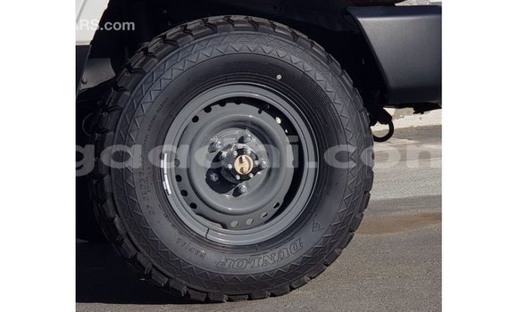 Acheter Import Voiture Toyota Land Cruiser Blanc à Import - Dubai, Somalie Acheter Import Voiture Toyota Land Cruiser Blanc à Import - Dubai, Somalie