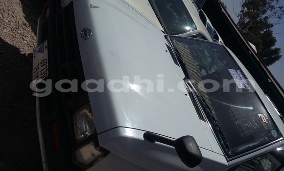 Oofamaa Nissan 350Z White Makiinaa iti Hargeysa keessatti Somaliland keessatti Oofamaa Nissan 350Z White Makiinaa iti Hargeysa keessatti Somaliland keessatti