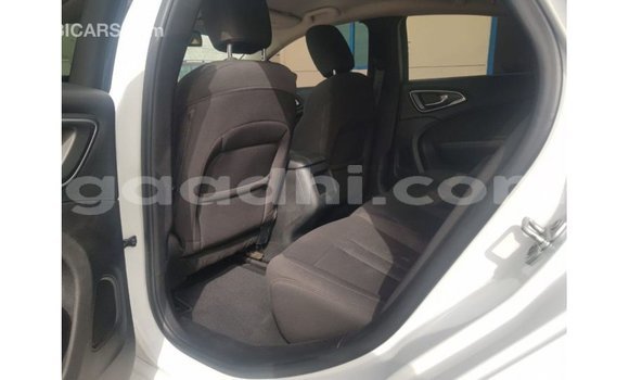 Imported Chrysler 200 White Makiinaa iti Import - Dubai keessatti Somalia keessatti Imported Chrysler 200 White Makiinaa iti Import - Dubai keessatti Somalia keessatti