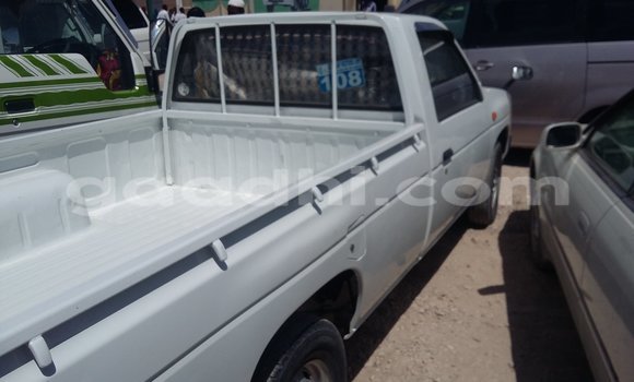 Oofamaa Nissan 350Z White Makiinaa iti Hargeysa keessatti Somaliland keessatti Oofamaa Nissan 350Z White Makiinaa iti Hargeysa keessatti Somaliland keessatti