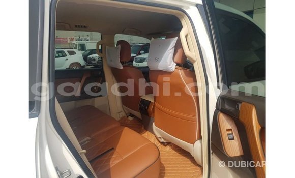 Imported Toyota Land Cruiser White Makiinaa iti Import - Dubai keessatti Somalia keessatti Imported Toyota Land Cruiser White Makiinaa iti Import - Dubai keessatti Somalia keessatti