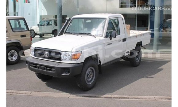 Imported Toyota Land Cruiser White Makiinaa iti Import - Dubai keessatti Somalia keessatti Imported Toyota Land Cruiser White Makiinaa iti Import - Dubai keessatti Somalia keessatti