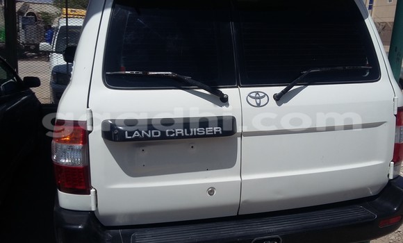 Oofamaa Toyota Land Cruiser White Makiinaa iti Mogadishu keessatti Somalia keessatti Oofamaa Toyota Land Cruiser White Makiinaa iti Mogadishu keessatti Somalia keessatti
