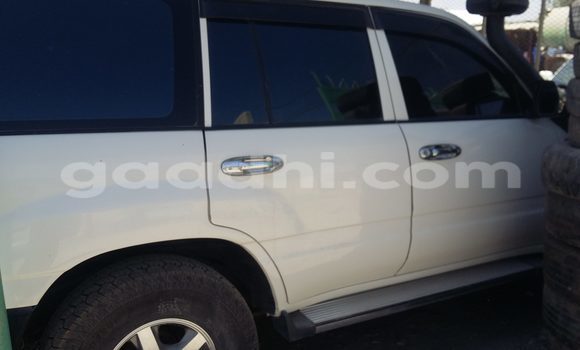 Oofamaa Toyota Land Cruiser White Makiinaa iti Mogadishu keessatti Somalia keessatti Oofamaa Toyota Land Cruiser White Makiinaa iti Mogadishu keessatti Somalia keessatti