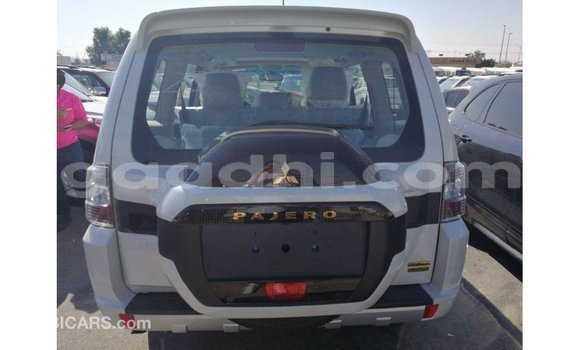 Imported Mitsubishi Pajero White Makiinaa iti Import - Dubai keessatti Somalia keessatti Imported Mitsubishi Pajero White Makiinaa iti Import - Dubai keessatti Somalia keessatti