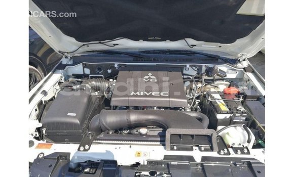 Imported Mitsubishi Pajero White Makiinaa iti Import - Dubai keessatti Somalia keessatti Imported Mitsubishi Pajero White Makiinaa iti Import - Dubai keessatti Somalia keessatti