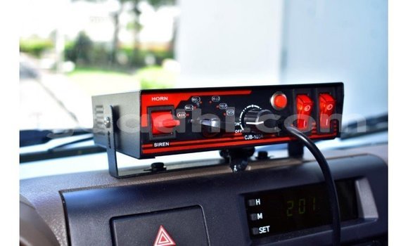 Imported Toyota Land Cruiser White Makiinaa iti Import - Dubai keessatti Somalia keessatti Imported Toyota Land Cruiser White Makiinaa iti Import - Dubai keessatti Somalia keessatti