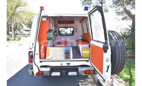 Imported Toyota Land Cruiser White Makiinaa iti Import - Dubai keessatti Somalia keessatti Imported Toyota Land Cruiser White Makiinaa iti Import - Dubai keessatti Somalia keessatti