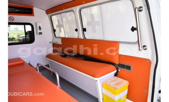 Imported Toyota Land Cruiser White Makiinaa iti Import - Dubai keessatti Somalia keessatti Imported Toyota Land Cruiser White Makiinaa iti Import - Dubai keessatti Somalia keessatti