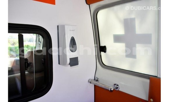 Imported Toyota Land Cruiser White Makiinaa iti Import - Dubai keessatti Somalia keessatti Imported Toyota Land Cruiser White Makiinaa iti Import - Dubai keessatti Somalia keessatti