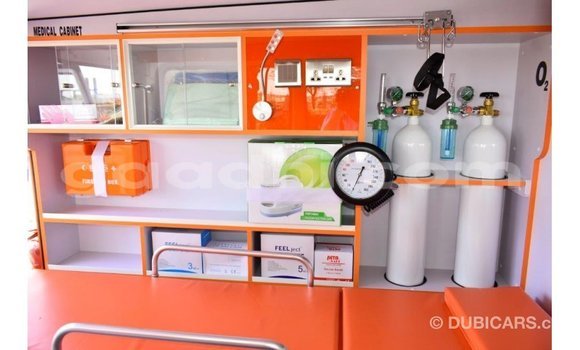 Imported Toyota Land Cruiser White Makiinaa iti Import - Dubai keessatti Somalia keessatti Imported Toyota Land Cruiser White Makiinaa iti Import - Dubai keessatti Somalia keessatti