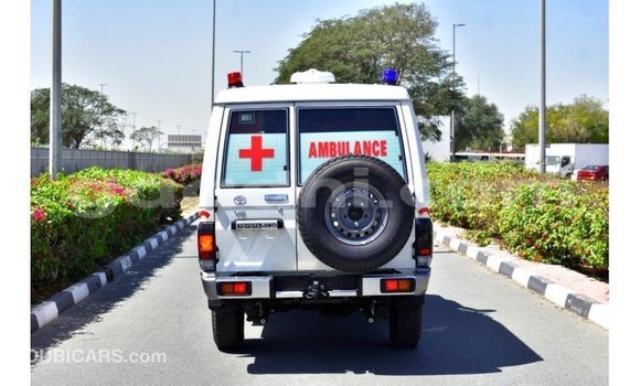 Imported Toyota Land Cruiser White Makiinaa iti Import - Dubai keessatti Somalia keessatti Imported Toyota Land Cruiser White Makiinaa iti Import - Dubai keessatti Somalia keessatti