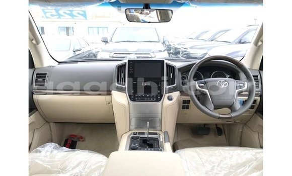 ይግዙ Imported Toyota Land Cruiser ነጭ መኪና በ Import - Dubai በ ሶማሊያ ይግዙ Imported Toyota Land Cruiser ነጭ መኪና በ Import - Dubai በ ሶማሊያ
