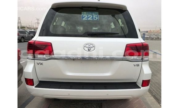 ይግዙ Imported Toyota Land Cruiser ነጭ መኪና በ Import - Dubai በ ሶማሊያ ይግዙ Imported Toyota Land Cruiser ነጭ መኪና በ Import - Dubai በ ሶማሊያ