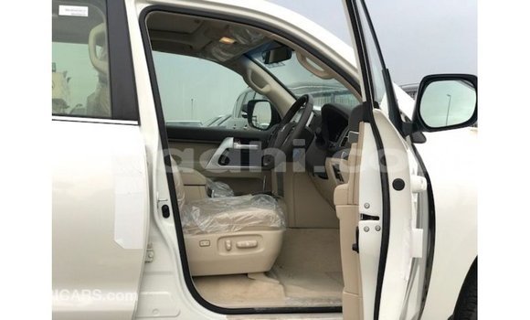 ይግዙ Imported Toyota Land Cruiser ነጭ መኪና በ Import - Dubai በ ሶማሊያ ይግዙ Imported Toyota Land Cruiser ነጭ መኪና በ Import - Dubai በ ሶማሊያ