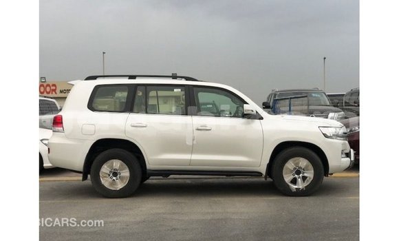 ይግዙ Imported Toyota Land Cruiser ነጭ መኪና በ Import - Dubai በ ሶማሊያ ይግዙ Imported Toyota Land Cruiser ነጭ መኪና በ Import - Dubai በ ሶማሊያ