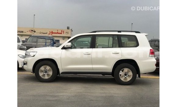ይግዙ Imported Toyota Land Cruiser ነጭ መኪና በ Import - Dubai በ ሶማሊያ ይግዙ Imported Toyota Land Cruiser ነጭ መኪና በ Import - Dubai በ ሶማሊያ