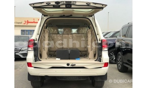 ይግዙ Imported Toyota Land Cruiser ነጭ መኪና በ Import - Dubai በ ሶማሊያ ይግዙ Imported Toyota Land Cruiser ነጭ መኪና በ Import - Dubai በ ሶማሊያ