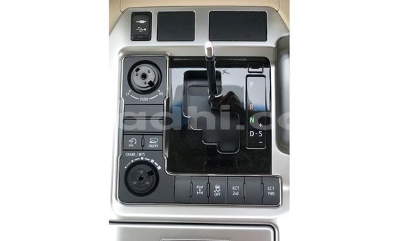 ይግዙ Imported Toyota Land Cruiser ነጭ መኪና በ Import - Dubai በ ሶማሊያ ይግዙ Imported Toyota Land Cruiser ነጭ መኪና በ Import - Dubai በ ሶማሊያ