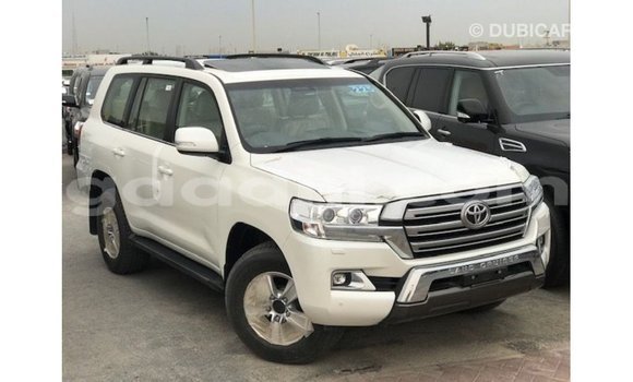 ይግዙ Imported Toyota Land Cruiser ነጭ መኪና በ Import - Dubai በ ሶማሊያ ይግዙ Imported Toyota Land Cruiser ነጭ መኪና በ Import - Dubai በ ሶማሊያ