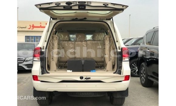 ይግዙ Imported Toyota Land Cruiser ነጭ መኪና በ Import - Dubai በ ሶማሊያ ይግዙ Imported Toyota Land Cruiser ነጭ መኪና በ Import - Dubai በ ሶማሊያ