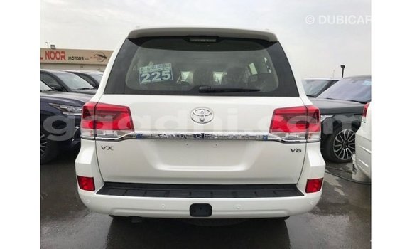 Acheter Import Voiture Toyota Land Cruiser Blanc à Import - Dubai, Somalie Acheter Import Voiture Toyota Land Cruiser Blanc à Import - Dubai, Somalie