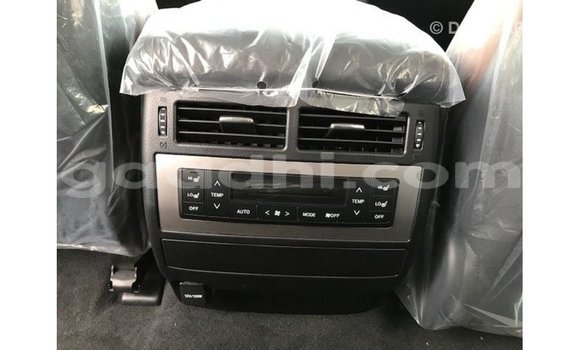 Acheter Import Voiture Toyota Land Cruiser Blanc à Import - Dubai, Somalie Acheter Import Voiture Toyota Land Cruiser Blanc à Import - Dubai, Somalie