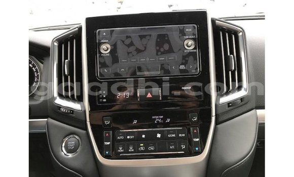 Acheter Import Voiture Toyota Land Cruiser Blanc à Import - Dubai, Somalie Acheter Import Voiture Toyota Land Cruiser Blanc à Import - Dubai, Somalie