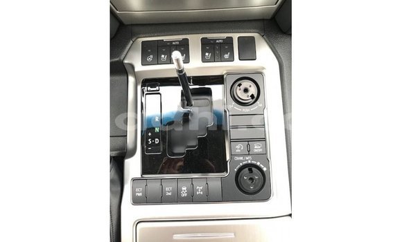 Acheter Import Voiture Toyota Land Cruiser Blanc à Import - Dubai, Somalie Acheter Import Voiture Toyota Land Cruiser Blanc à Import - Dubai, Somalie