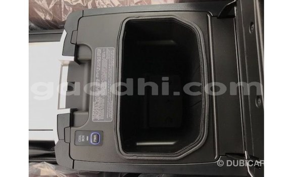 Acheter Import Voiture Toyota Land Cruiser Blanc à Import - Dubai, Somalie Acheter Import Voiture Toyota Land Cruiser Blanc à Import - Dubai, Somalie