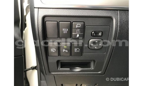 Acheter Import Voiture Toyota Land Cruiser Blanc à Import - Dubai, Somalie Acheter Import Voiture Toyota Land Cruiser Blanc à Import - Dubai, Somalie