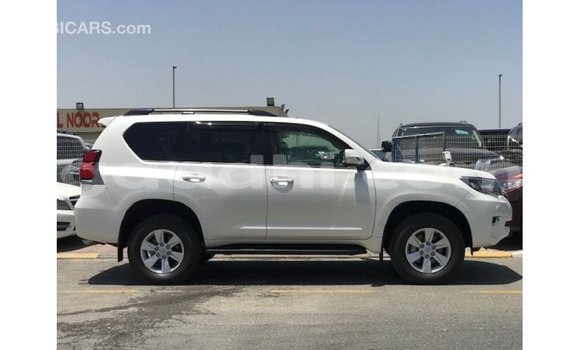 Acheter Import Voiture Toyota Prado Blanc à Import - Dubai, Somalie Acheter Import Voiture Toyota Prado Blanc à Import - Dubai, Somalie