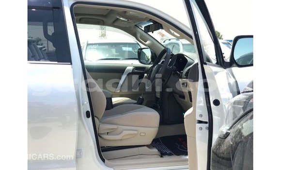 Acheter Import Voiture Toyota Prado Blanc à Import - Dubai, Somalie Acheter Import Voiture Toyota Prado Blanc à Import - Dubai, Somalie