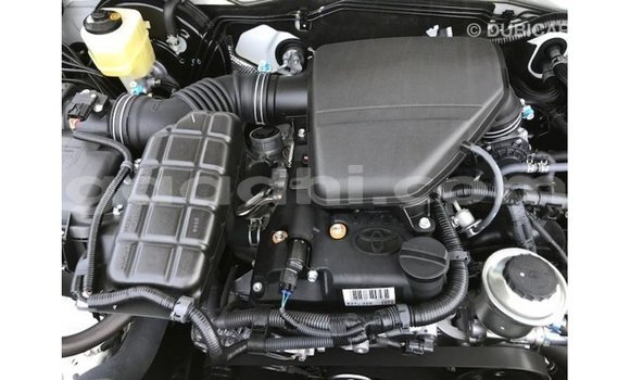 Acheter Import Voiture Toyota Prado Blanc à Import - Dubai, Somalie Acheter Import Voiture Toyota Prado Blanc à Import - Dubai, Somalie