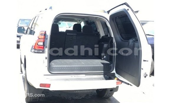 Acheter Import Voiture Toyota Prado Blanc à Import - Dubai, Somalie Acheter Import Voiture Toyota Prado Blanc à Import - Dubai, Somalie