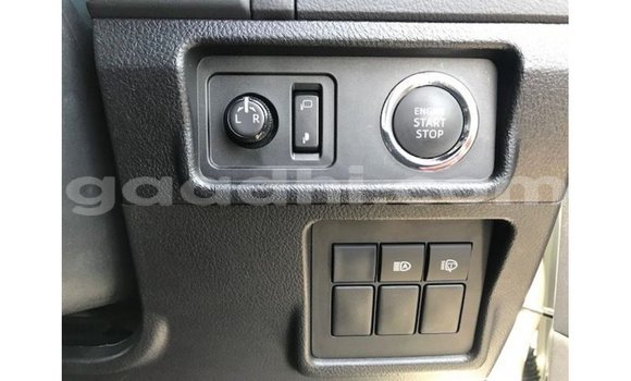 Acheter Import Voiture Toyota Prado Blanc à Import - Dubai, Somalie Acheter Import Voiture Toyota Prado Blanc à Import - Dubai, Somalie