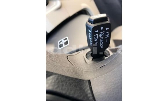 Acheter Import Voiture Toyota Prado Blanc à Import - Dubai, Somalie Acheter Import Voiture Toyota Prado Blanc à Import - Dubai, Somalie