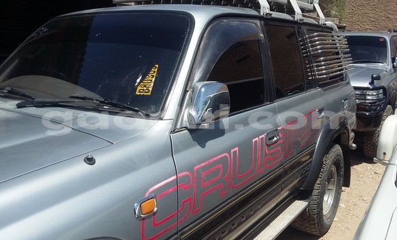 Oofamaa Toyota Land Cruiser Silver Makiinaa iti Hargeysa keessatti Somaliland keessatti Oofamaa Toyota Land Cruiser Silver Makiinaa iti Hargeysa keessatti Somaliland keessatti