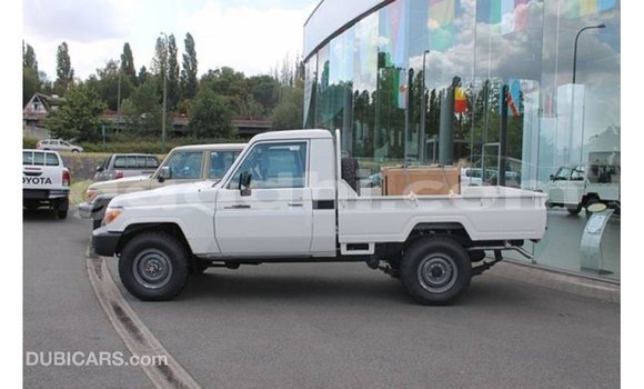 ይግዙ Imported Toyota Land Cruiser ነጭ መኪና በ Import - Dubai በ ሶማሊያ ይግዙ Imported Toyota Land Cruiser ነጭ መኪና በ Import - Dubai በ ሶማሊያ