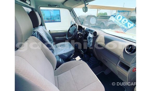 اشتري Imported Toyota DA اللون البيج شاحنة في Import - Dubai في الصومال اشتري Imported Toyota DA اللون البيج شاحنة في Import - Dubai في الصومال
