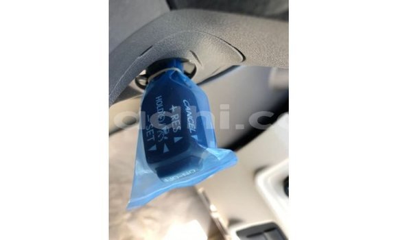 Acheter Import Voiture Toyota Prado Blanc à Import - Dubai, Somalie Acheter Import Voiture Toyota Prado Blanc à Import - Dubai, Somalie