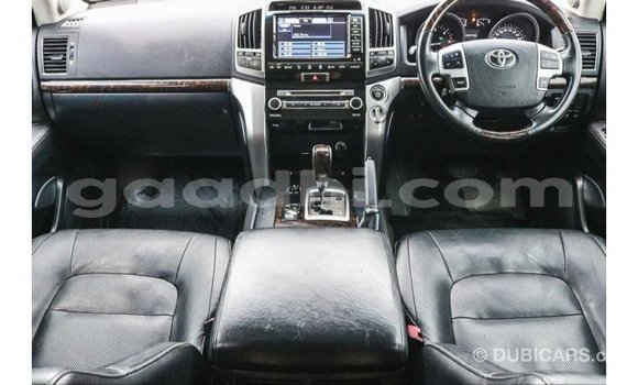 Acheter Import Voiture Toyota Land Cruiser Blanc à Import - Dubai, Somalie Acheter Import Voiture Toyota Land Cruiser Blanc à Import - Dubai, Somalie