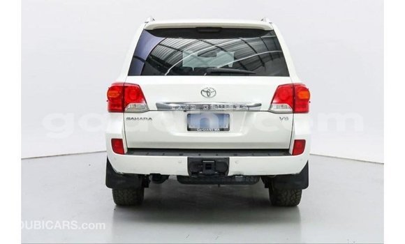 Acheter Import Voiture Toyota Land Cruiser Blanc à Import - Dubai, Somalie Acheter Import Voiture Toyota Land Cruiser Blanc à Import - Dubai, Somalie