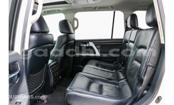 Acheter Import Voiture Toyota Land Cruiser Blanc à Import - Dubai, Somalie Acheter Import Voiture Toyota Land Cruiser Blanc à Import - Dubai, Somalie
