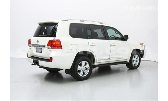 Acheter Import Voiture Toyota Land Cruiser Blanc à Import - Dubai, Somalie Acheter Import Voiture Toyota Land Cruiser Blanc à Import - Dubai, Somalie