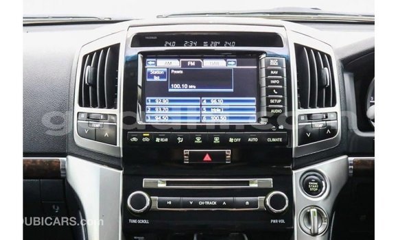 Acheter Import Voiture Toyota Land Cruiser Blanc à Import - Dubai, Somalie Acheter Import Voiture Toyota Land Cruiser Blanc à Import - Dubai, Somalie