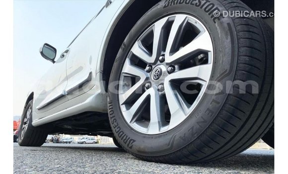 Acheter Import Voiture Toyota Land Cruiser Blanc à Import - Dubai, Somalie Acheter Import Voiture Toyota Land Cruiser Blanc à Import - Dubai, Somalie