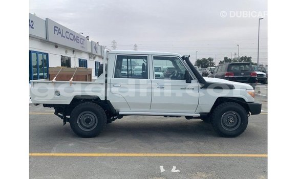 اشتري Imported Toyota Land Cruiser أبيض سيارة في Import - Dubai في الصومال اشتري Imported Toyota Land Cruiser أبيض سيارة في Import - Dubai في الصومال