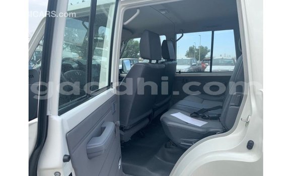 اشتري Imported Toyota Land Cruiser أبيض سيارة في Import - Dubai في الصومال اشتري Imported Toyota Land Cruiser أبيض سيارة في Import - Dubai في الصومال