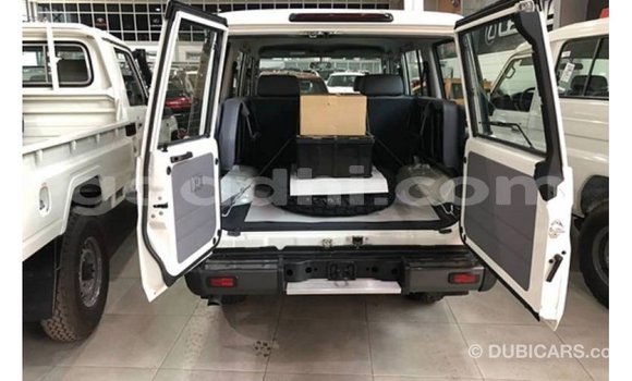 Imported Toyota Land Cruiser White Makiinaa iti Import - Dubai keessatti Somalia keessatti Imported Toyota Land Cruiser White Makiinaa iti Import - Dubai keessatti Somalia keessatti